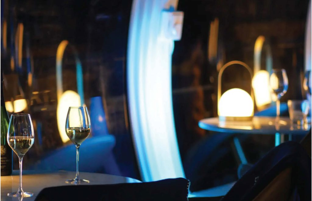 波尔多洲际大酒店冬季屋顶酒廊的临时香槟吧:香槟杯、柔和灯光与罗斯柴尔德男爵的夜间氛围